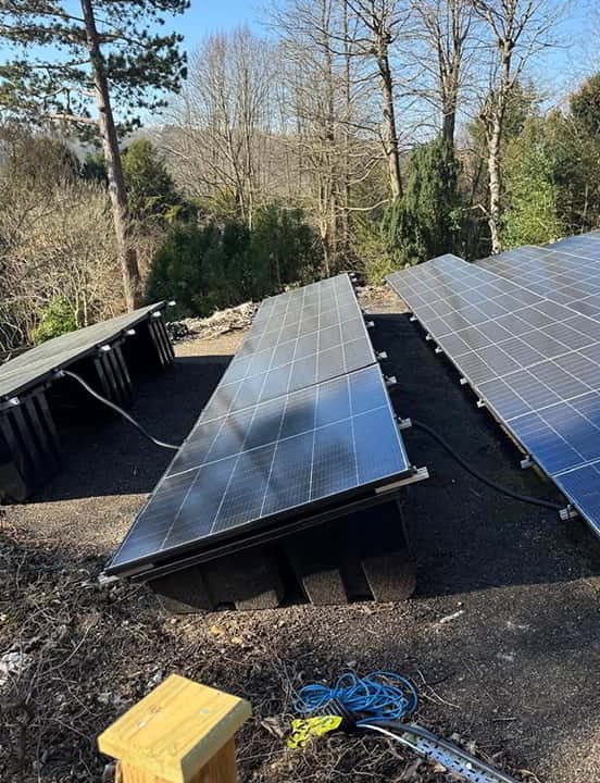 sistema grande instalado en un terreno rural