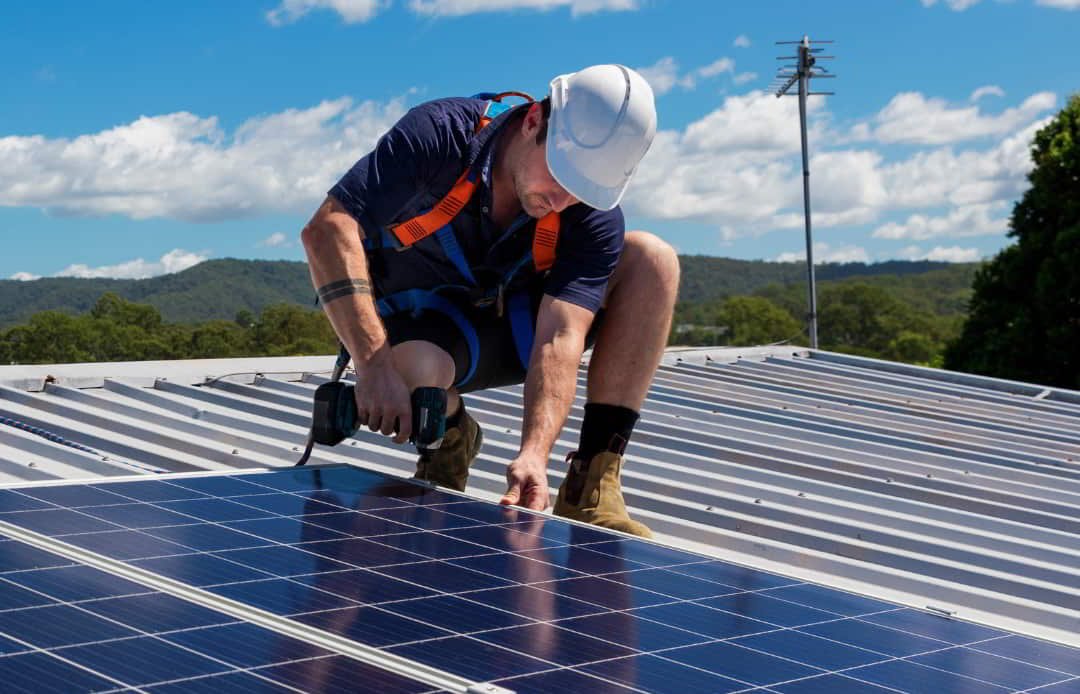 instalador profesional realizando una instalación en un tejado
